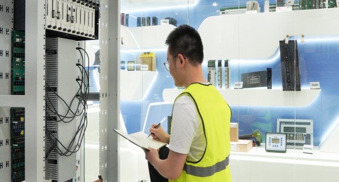 Stable and precise speed regulation is achieved through sensorless vector control technology.